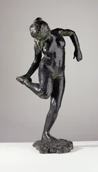 Danseres die naar de Zool van haar Rechtervoet Kijkt